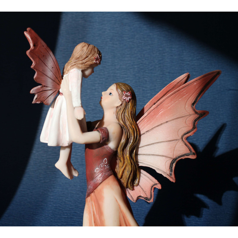 statuette de fée rouge avec un enfant