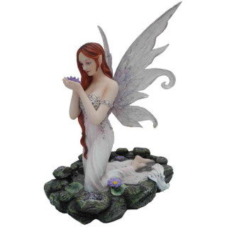figurine de fee a genoux avec un nenuphar etang