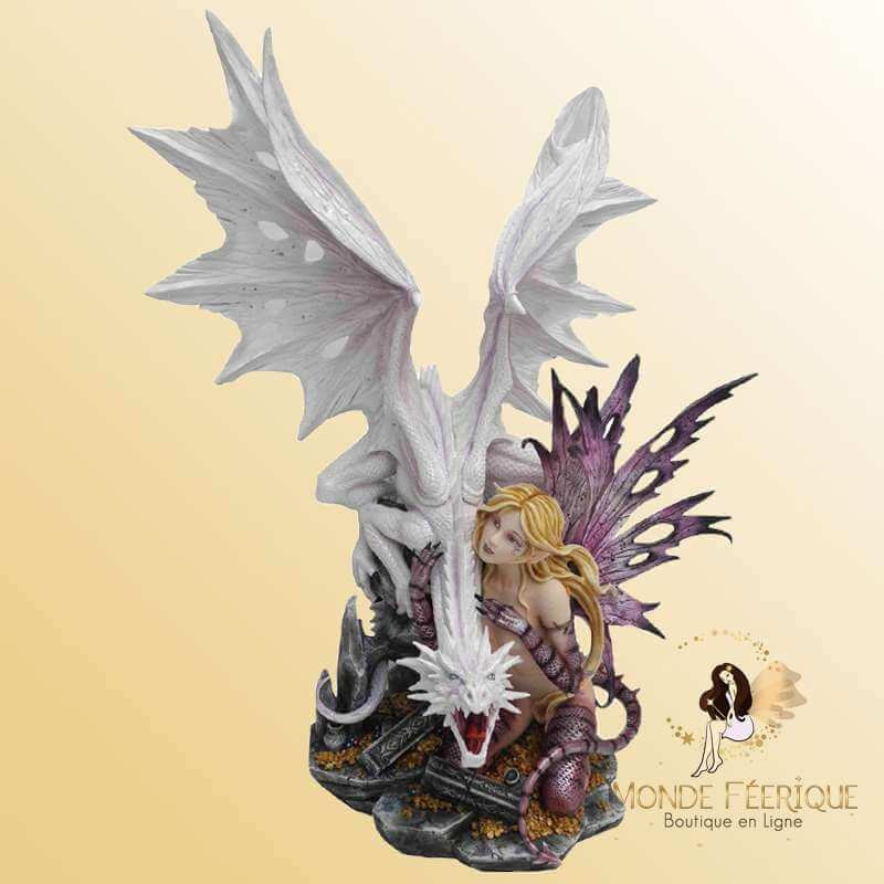 statuette de fée geante avec un dragons