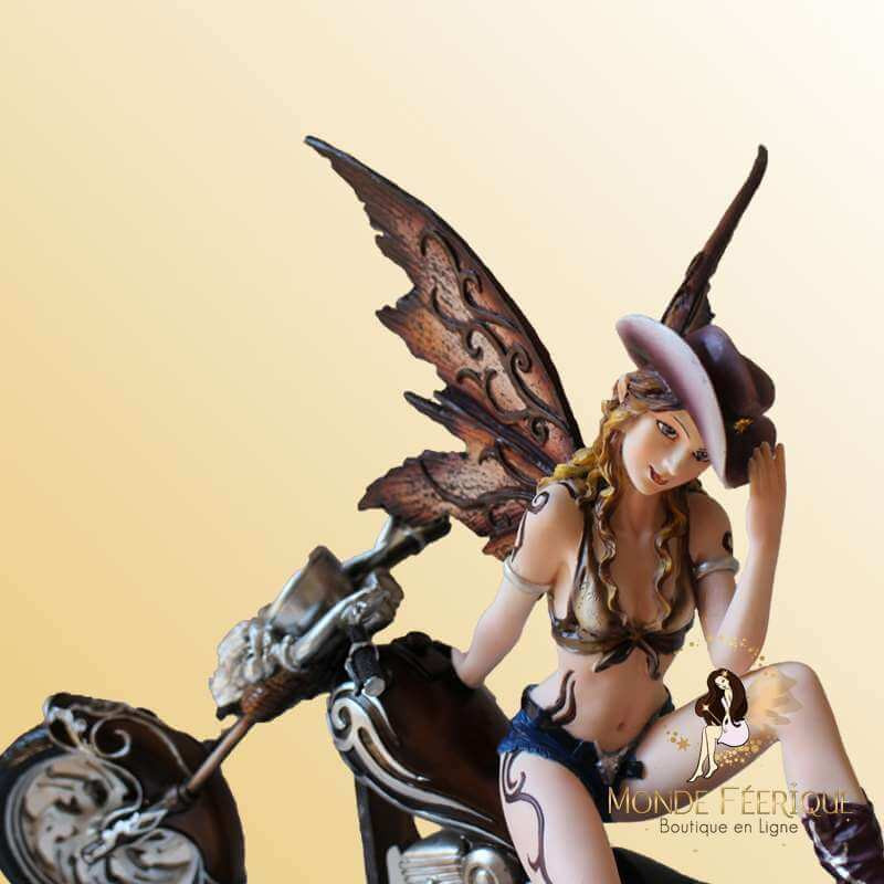 statue fée moto et fées avec une moto