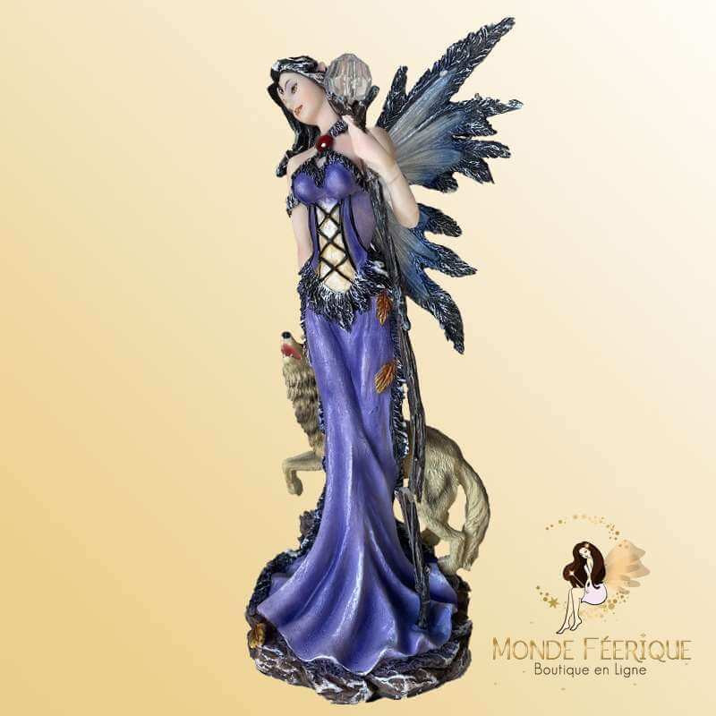 figurine de fee avec un loup