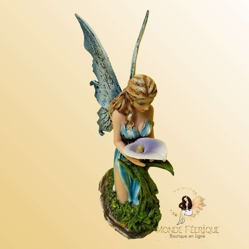 statuette de fee avec fleurs