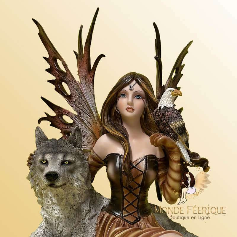 fée statuette avec loups
