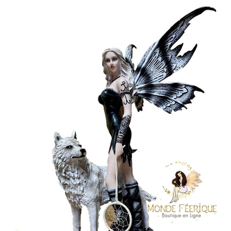 statue de fée geante avec attrape reve