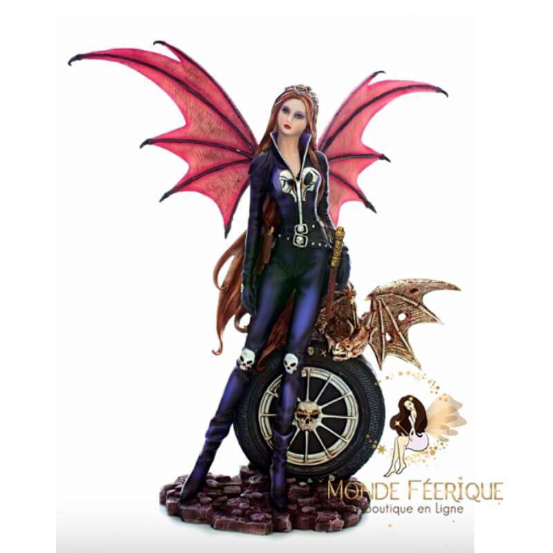 Figurine de fée avec roue de voiture