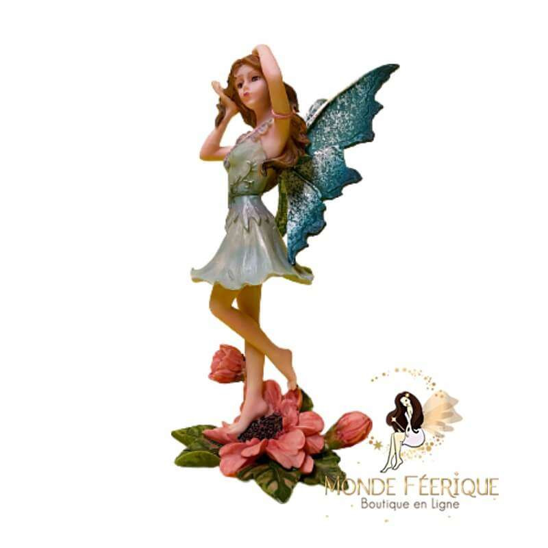 Figurine de fee avec fleur