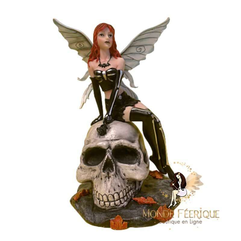 FEE AVEC TETE DE MORT