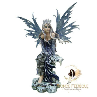 Statue de fée geante avec une couronne