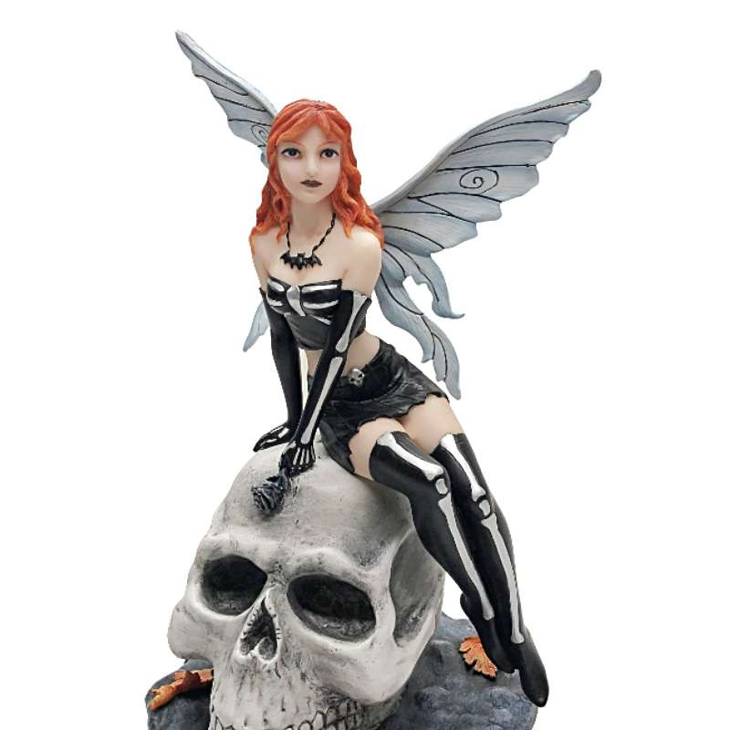 FEE AVEC TETE DE MORT