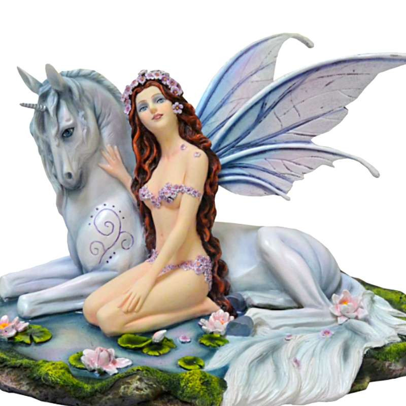  statuette de fée avec licorne