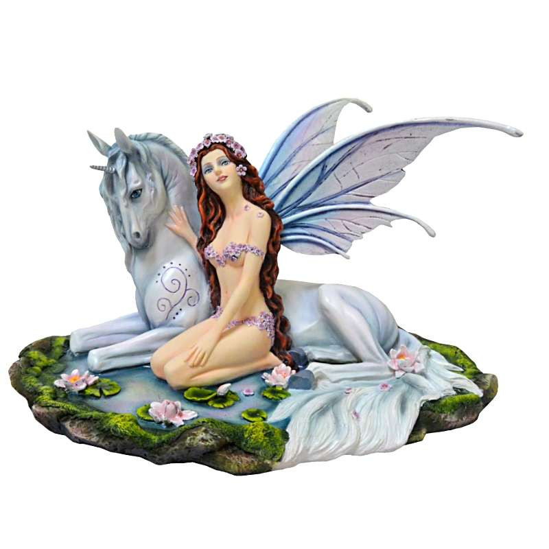  statuette de fée avec licorne