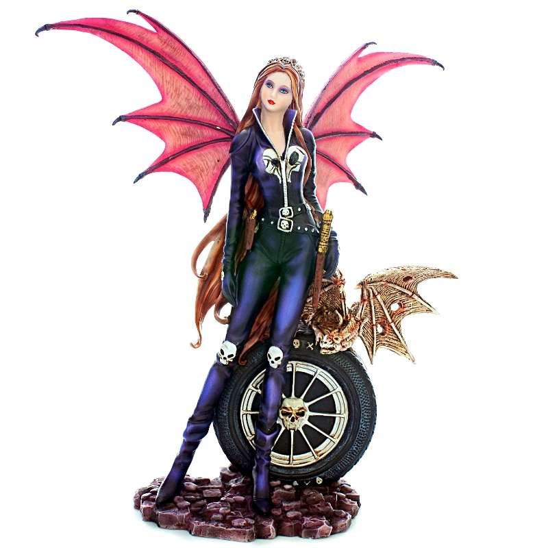 Figurine de fée avec roue de voiture