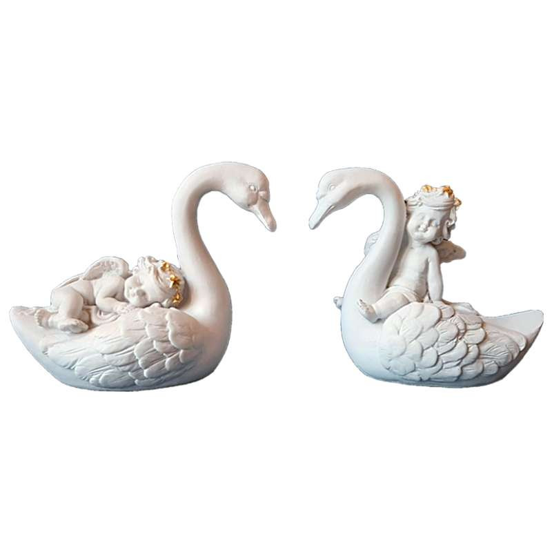 Deux Statuettes d'anges avec un Cygne