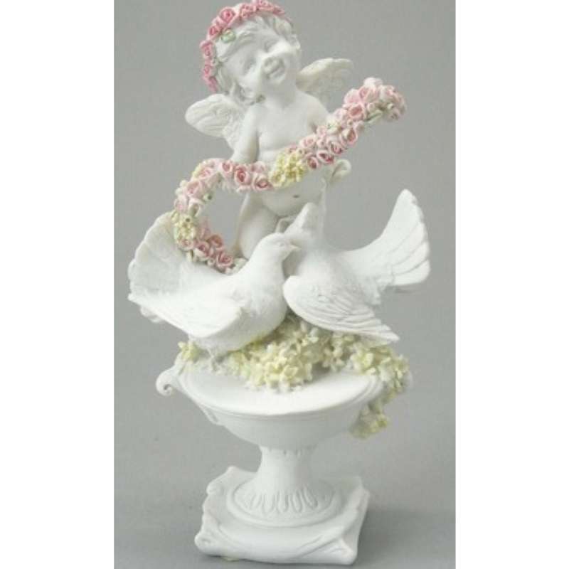 Un Ange Avec Une Colombe. Sculpture Au Cimetière. La Figure D'un Ange