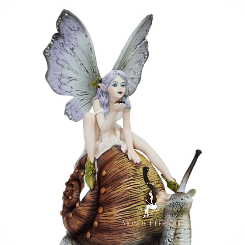Figurine fée sur escargot géant