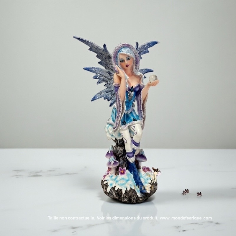 Statuette de Fée pour décorer avec une boule de cristal.