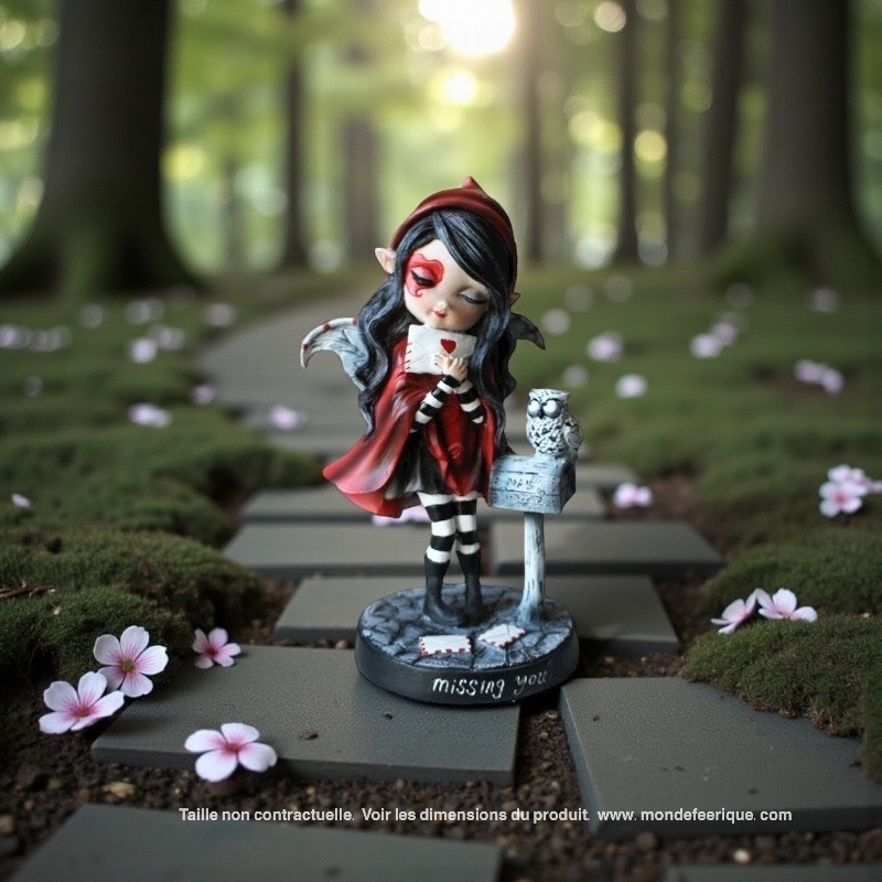 Petite fée type lutin de couleur rouge Avec une lettre d'Amour et une chouette