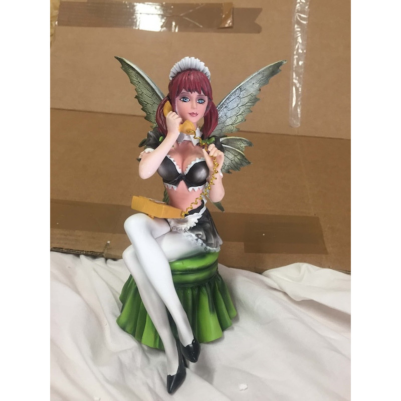 Fée style secrétaire avec son téléphone - Jolie fée femme