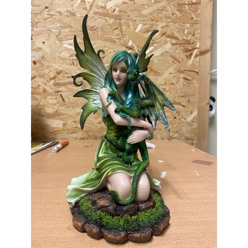 Statuette de Fée avec un dragon dans les tons verts à collectionner
