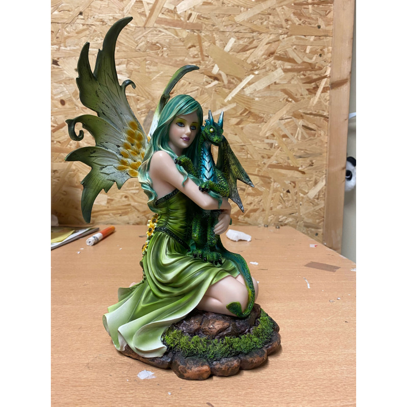 Statuette de Fée avec un dragon dans les tons verts à collectionner