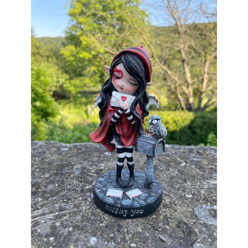 Petite fée type lutin de couleur rouge Avec une lettre d'Amour et une chouette