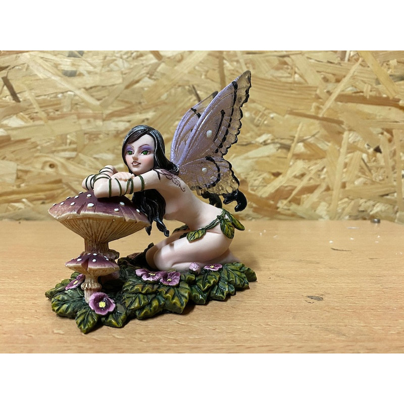 Statuette de fée ave un champignon - statue fee pour collection
