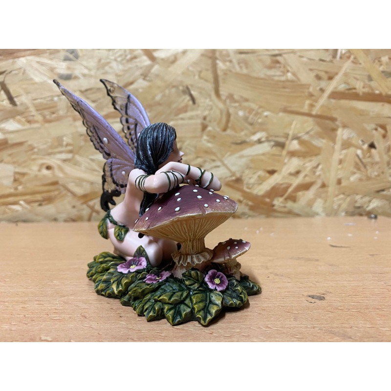 Statuette de fée ave un champignon - statue fee pour collection